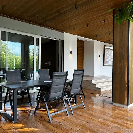 ヴィラ Villa Wood & Green Spa